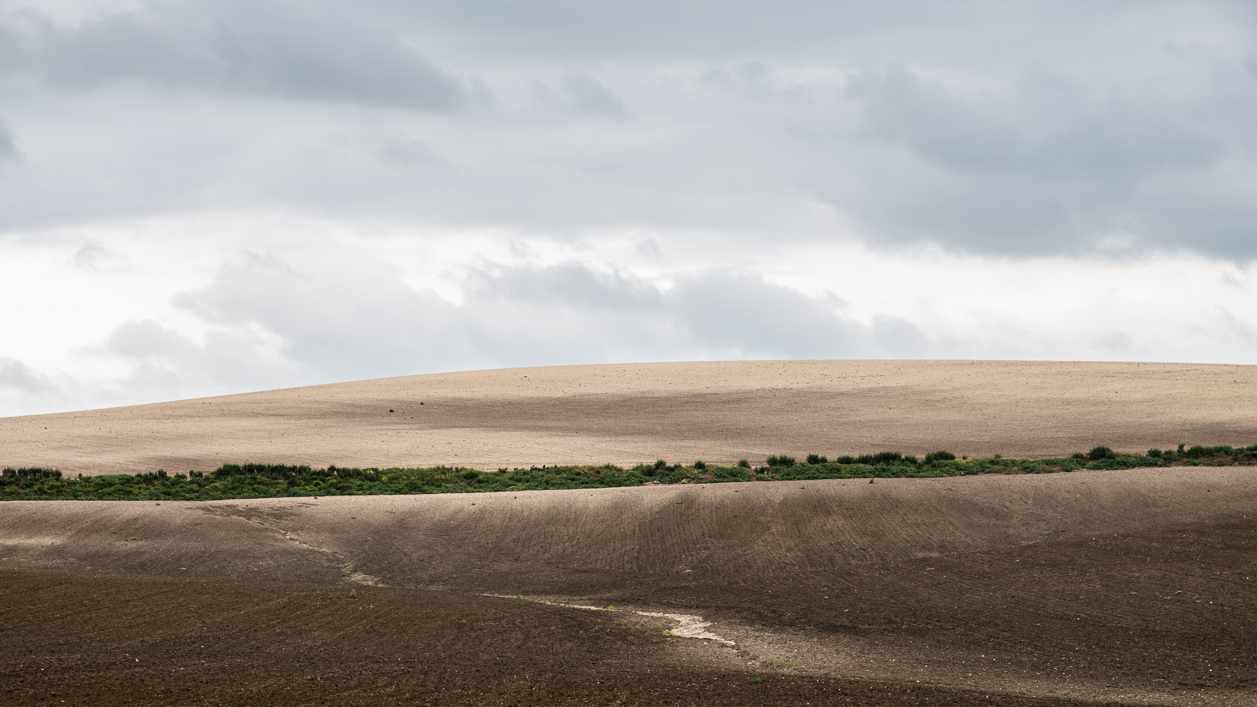 Braune Erde und dramatische Wolken